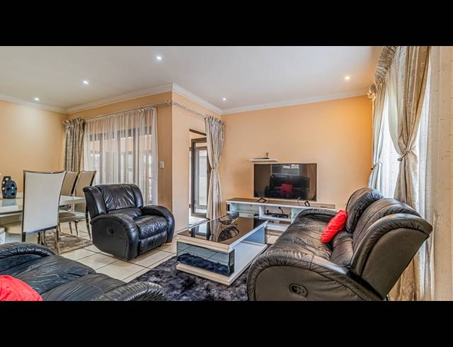 6 BEDROOM HOUSE FOR SALE IN PARKRAND